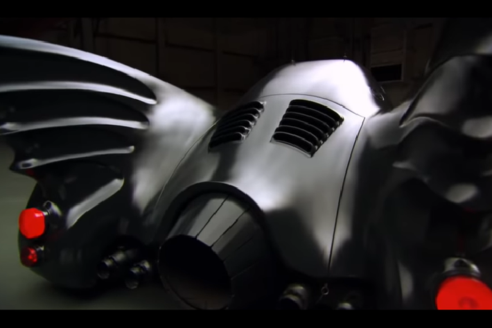 Khỏi phải nói, bộ phim tài liệu “The Batmobile” mang tới niềm vui cho cả bộ phận fan hâm mộ siêu anh Người Dơi và cả những người mê xe nói chung. Nó đưa chúng ta quay trở lại gốc rễ ôtô của một trong những phương tiện giờ đây đã là huyền thoại của văn hóa đại chúng.