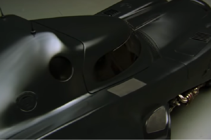 Bước sang thập niên 1990, Xe Dơi trên màn bạc đã nhận được thiết kế mang tính tương lai và quá đà hơn hẳn từ hai phần phim “Batman Forever” và “Batman & Robin” của đạo diễn Joel Schumacher. Hai chiếc Xe Dơi này đã trải qua những sự thay đổi lớn, nhưng chúng có cùng chia sẻ một vài yếu tố cốt lỗi giống của Tim Burton đó là: một thân vỏ dài, thiết kế giống con dơi, và một động cơ Chevrolet.