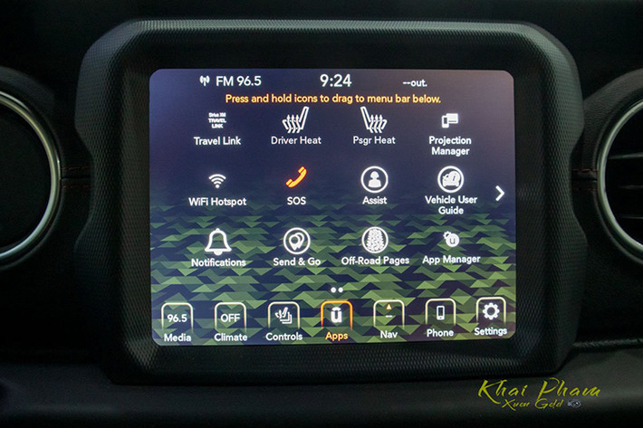 Jeep Gladiator Rubicon 2020 được trang bị hệ thống màn hình cảm ứng với kích thước 8,4 inch có khả năng hỗ trợ kết nối Apple CarPlay và Android Auto qua điện thoại thông minh, cùng với đó là những kết nối cơ bản như USB/AUX/Bluetooth... Những tiện nghi khác như: Cửa sổ trời phong cách đặc trưng, cần số và cần gài cầu, nút bấm khởi động, điều hoà tự động, cửa gió điều hoà phía sau...