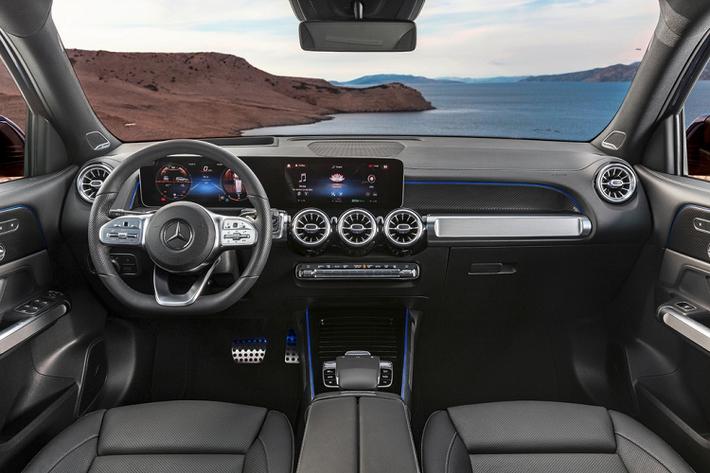 GLB 200 AMG có các số đo kích thước dài x rộng x cao lần lượt là 4.655 x 1.840 x 1.680 (mm), chiều dài cơ sở 2.829 mm - tương đương với GLC.