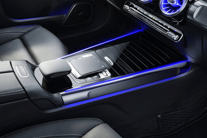 Giá xe Mercedes-Benz GLB 200 AMG bán ra 1,999 tỷ đồng. Tại Việt Nam, Mercedes-Benz GLB 200 AMG không có đối thủ trong nhóm xe SUV hạng sang 7 chỗ cùng tầm giá. Volkswagen Tiguan Allspace (1,85 tỷ đồng) và Ford Explorer (1,999 tỷ đồng) là 2 đối thủ tiệm cận với GLB nhất.