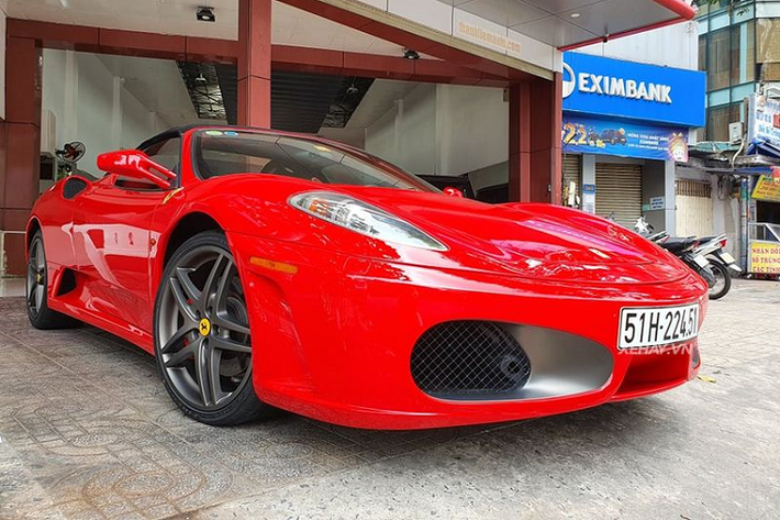 Siêu phẩm Ferrari F430 Spider này đã được chủ nhân độ lại bộ ống xả hàng hiệu Fi cho ra âm thanh gớm ghiếc và uy lực hơn rất nhiều so với nguyên bản.