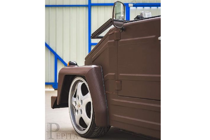 Tương tự như cái tên của nó, VW Thing không có gì đặc biệt nếu không muốn nói chúng chỉ là một “thứ” gì đó gắn 4 bánh xe. Thing có thiết kế bốn cửa đều có thể tháo rời, kính chắn gió có thể được gập phẳng và mái mui trần có thể được gỡ bỏ. Chính điều này làm nên tính thực dụng của chiếc xe.