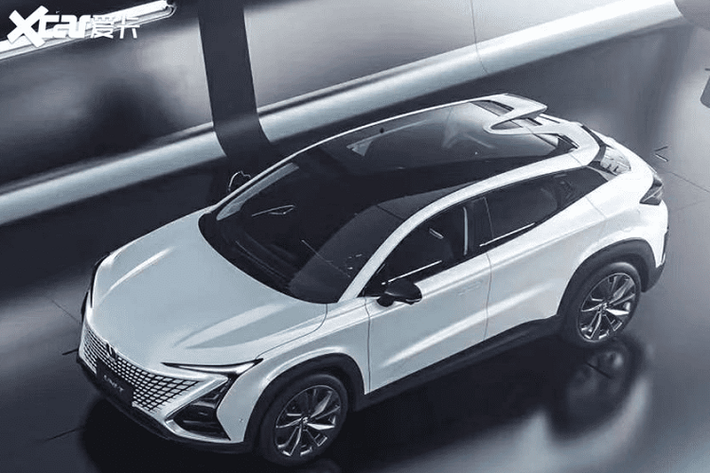 Trên khía cạnh công suất, xe có trang bị một động cơ tăng áp dung tích 1.5 lít mới sản sinh 180 mã lực và 300 Nm mô-men xoắn cực đại, phối hợp một hộp số ly hợp kép 7 cấp và một hệ dẫn động 4 bánh. Ngoài ra, phiên bản cao cấp nhất của UNI-T sẽ còn được trang bị một hệ thống lái tự động Cấp 3. Để đạt được điều đó, chiếc xe có 5 radar sóng mm, 6 camera, và 12 radar siêu thanh.