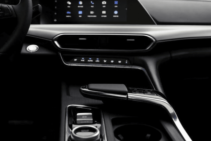 UNI-T có kích thước dài 4.515 mm, rộng 1.870 mm, và trục cơ sở 2.710 mm. Thiết kế phía đầu xe gây ấn tượng với một lưới tản nhiệt lớn, hình dáng đặc sắc cũng như hệ thống đèn LED mỏng. Từ hình ảnh tại nhà máy, chiếc xe dường như còn có một bộ đèn hình vuông nằm bên trong lưới tản nhiệt.