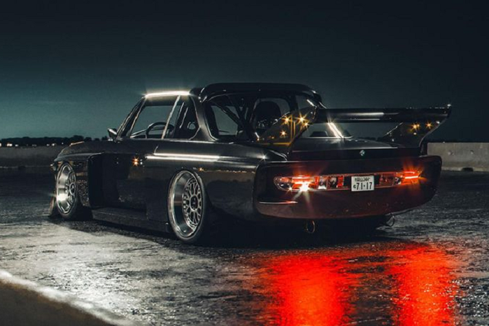 Khoảng sáng gầm xe được hạ thấp tối đa giúp xe chạy ở vân tốc cao được ổn định và bớt lực cản.