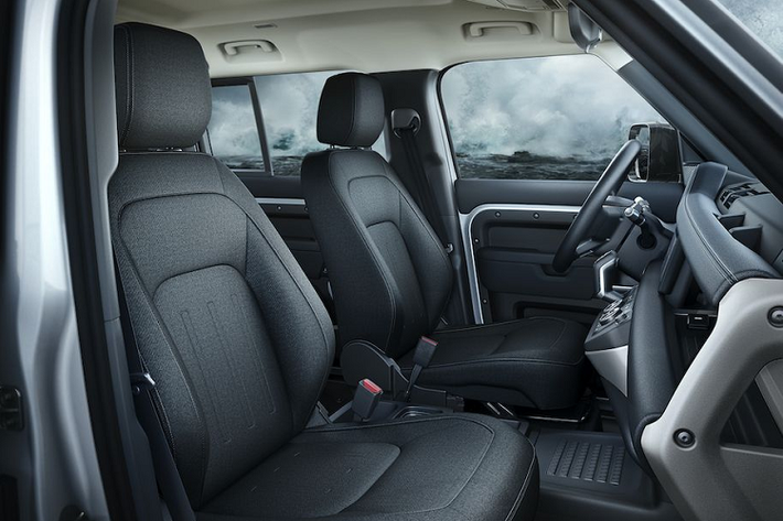 Hệ dẫn động bốn bánh toàn thời gian thường xuyên, đảm bảo vận hành trên mọi địa hình, mọi thời điểm. Các tùy chọn điều chỉnh ghế của Defender bao gồm một bảng điều khiển trung tâm kèm ngăn lạnh giúp bạn trữ lạnh đồ uống trong suốt chuyến đi.