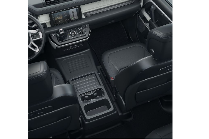 Với hai tùy chọn về động cơ, bao gồm một động cơ dầu và một động cơ xăng đều là loại 4 xi-lanh, tăng áp, và một máy xăng 6 xi-lanh thẳng hàng với một hệ thống hybrid hỗ trợ. Bản máy dầu 2 lít công suất 237 mã lực và mô-men xoắn 430 Nm. Máy xăng 2 lít tăng áp công suất 296 mã lực và mô-men xoắn 400 Nm - đây cũng là động cơ chia sẻ với Range Rover Evoque, Jaguar E-Pace.