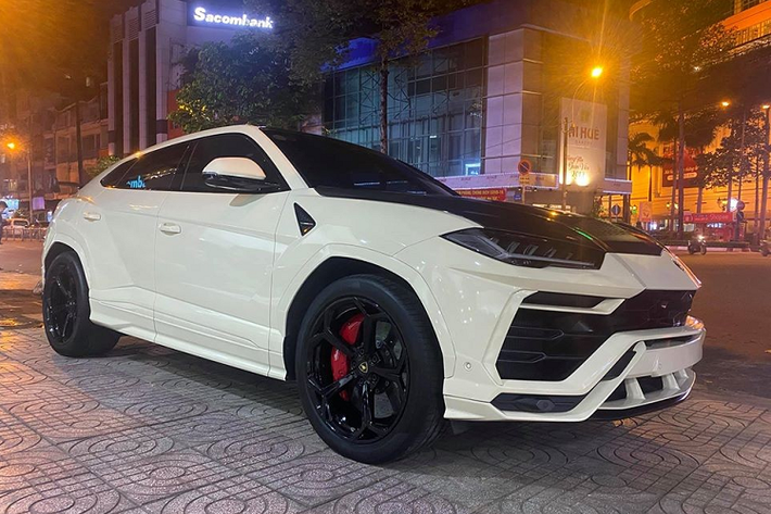 Chiếc siêu SUV Lamborghini Urus từng của Minh Nhựa có ngoại thất màu trắng và hiện được diện bộ áo mới trắng sữa bằng đề-can. Ngoài ra, ngoại hình xe vẫn còn nguyên 3 chi tiết độ trong gói Lamborghini Urus Venatus đã được hãng Mansory vén màn tại triển lãm Geneva vào tháng 3 đầu năm 2019. Đầu tiên phải kể đến là bộ nắp capô phía trước Full Carbon của Mansory chế tạo dành riêng cho siêu SUV Lamborghini Urus.