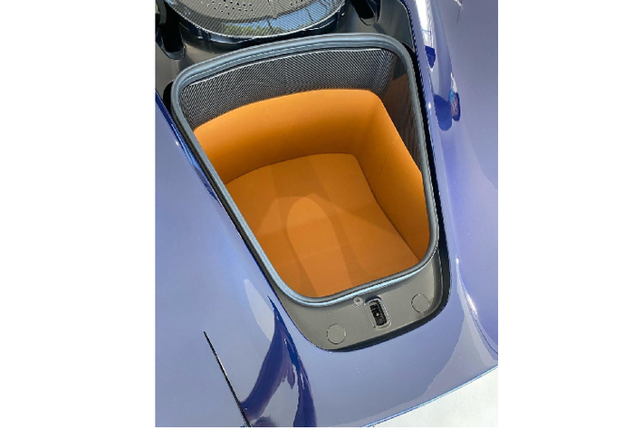 McLaren Speedtail sử dụng hệ dẫn động hybrid với động cơ V8 tăng áp kép làm trọng tâm và được bổ sung năng lượng bằng hệ dẫn động hybrid, tạo công suất cực đại 1.036 mã lực và mô-men xoắn tối đa 1.150 Nm. Với sức mạnh này, McLaren Speedtail có thể tăng tốc lên 300 km/h trong chỉ 12,8 giây và có thể đạt tốc độ tối đa lên đến 403 km/h, trở thành chiếc xe nhanh nhất của McLaren ở thời điểm này. Theo như công bố của McLaren, hệ dẫn động hybrid cùng viên pin công nghệ cao đã giúp ích rất nhiều để chiếc xe có thể đạt được khả năng vận hành đó.