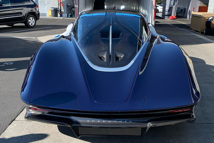 Quay lại với chiếc Speedtail này, đây là một trong số những chiếc Speedtail đầu tiên được McLaren xuất xưởng và được bàn giao đến đại lý McLaren San Francisco và chuẩn bị về tay khách hàng. Tuy là một trong những chiếc đầu tiên nhưng chiếc Speedtail này lại mang số thứ tự 94 trên tổng số 106 chiếc được sản xuất.