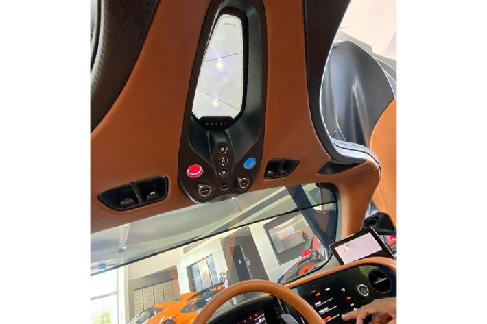 McLaren sử dụng vật liệu sợi carbon – titan mới với tên gọi “Titanium Deposition Carbon Fiber” kết hợp cùng công nghệ sợi carbon Thin-Ply (TPT) để trang trí nội thất. Cụm điều khiển trung tâm của xe bao gồm nút khởi động, chỉnh kính, chế độ lái, hộp số,… được di chuyển lên nói xe, giống với Senna. Cửa xe cũng có thể mở từ xa tự động, điều khiển bởi nút bấm trên chìa khóa.