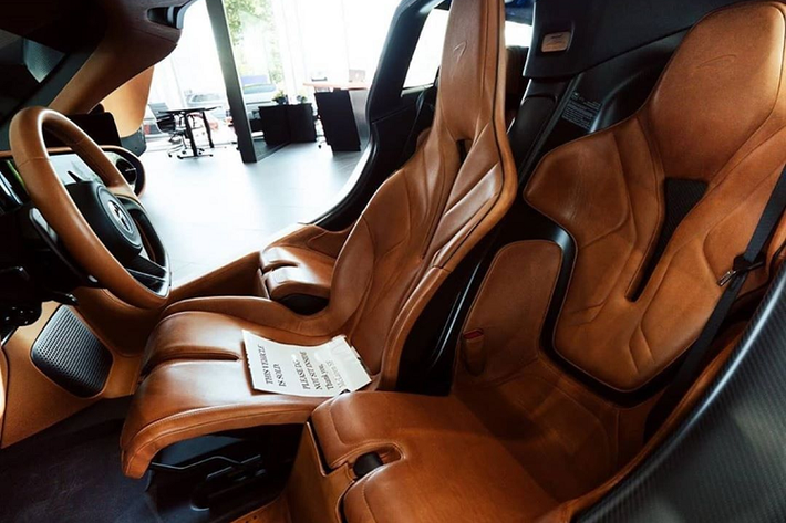 McLaren sử dụng vật liệu sợi carbon – titan mới với tên gọi “Titanium Deposition Carbon Fiber” kết hợp cùng công nghệ sợi carbon Thin-Ply (TPT) để trang trí nội thất. Cụm điều khiển trung tâm của xe bao gồm nút khởi động, chỉnh kính, chế độ lái, hộp số,… được di chuyển lên nói xe, giống với Senna. Cửa xe cũng có thể mở từ xa tự động, điều khiển bởi nút bấm trên chìa khóa.
