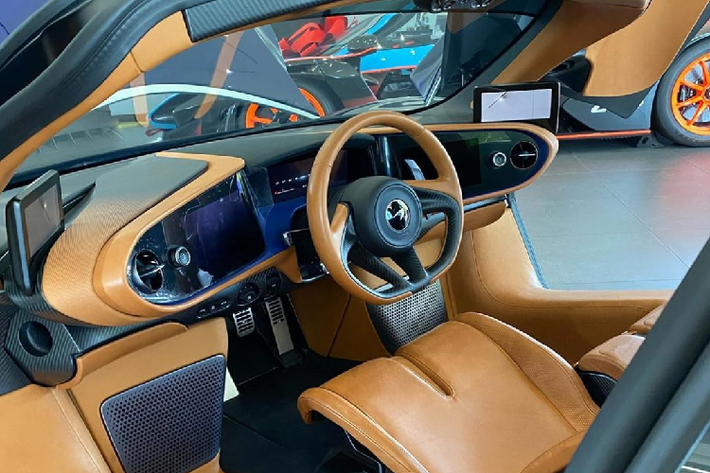 Khoang lái của McLaren Speedtail độc đáo với kiểu bố trí ba chỗ ngồi với ghế lái đặt giữa. Nội thất của xe được bọc da bò màu nâu, tôn lên vẻ “quý tộc” bên trong khoang lái của chiếc xe, kết hợp cùng da màu đen ở một số chi tiết khác nhằm tại nét tương phản. Sợi carbon cũng được sử dụng rộng rãi bên trong khoang lái, giống với bên ngoài cũng như khung xe. Một số khu vực khác như cốp trước, cốp sau cũng được bọc da tượng tự.