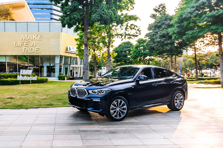 Sau khi được bán ra tại Việt Nam, BMW X6 thế hệ mới sẽ cạnh tranh trực tiếp với các đối thủ đang được phân phối chính hãng như Porsche Cayenne Coupe, Mercedes-Benz GLE Coupe hay Audi Q8.