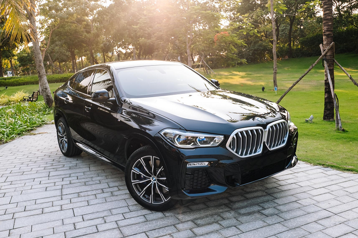 Mức giá xe BMW X6 2020 phiên bản xDrive40i M Sport là 4.829.000.000 đồng. Tương tự thế hệ cũ, BMW X6 hoàn toàn mới tại Việt Nam được nhà phân phối chính hãng Thaco nhập khẩu nguyên chiếc từ Mỹ.