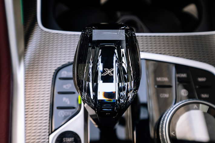 Gói trang bị M Sport tăng cá tính hầm hố thể thao cho BMW X6, bao gồm: tay lái thể thao M, pedal thể thao M, ốp bệ cửa với logo M, chìa khoá M Sport và bảng đồng hồ thể thao M. Nội thất ốp nhôm Tegragon độc đáo và trần xe BMW Individual màu đen Anthracite cũng là những đặc điểm nằm trong gói trang bị M Sport.