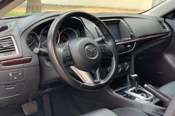 Là phiên bản cao cấp, Mazda6 2.5 2015 được trang bị khá đầy đủ “đồ chơi” như: vô-lăng bọc da tích hợp các phím điều khiển chức năng và điều khiển hành trình, hàng ghế trước điều chỉnh điện, riêng vị trí ghế lái có nhớ 2 vị trí...