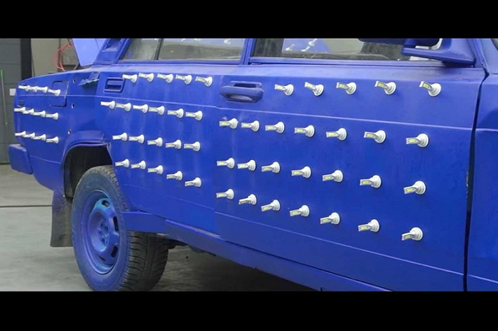 Quá trình gắn số đèn pha bao gồm các công đoạn khoan lỗ lên khắp ngoại thất chiếc Lada cũ, lắp đèn, và rồi nối dây diện cho tất cả chúng. Với sự hỗ trợ của cả một đội ngũ, công việc này tỏ ra không quá khó khăn và mệt nhọc. Khi xong việc, chủ kênh Garage 54 quyết định lái chiếc xe đi dạo một vòng vào ban đêm.