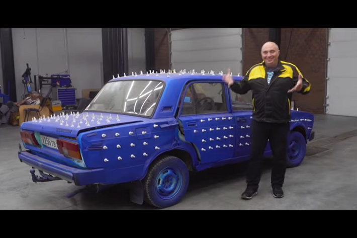 Thông qua góc quay từ một chiếc drone, chúng ta thấy chiếc xe trông giống như một ngôi sao sáng di động trong màn đêm.