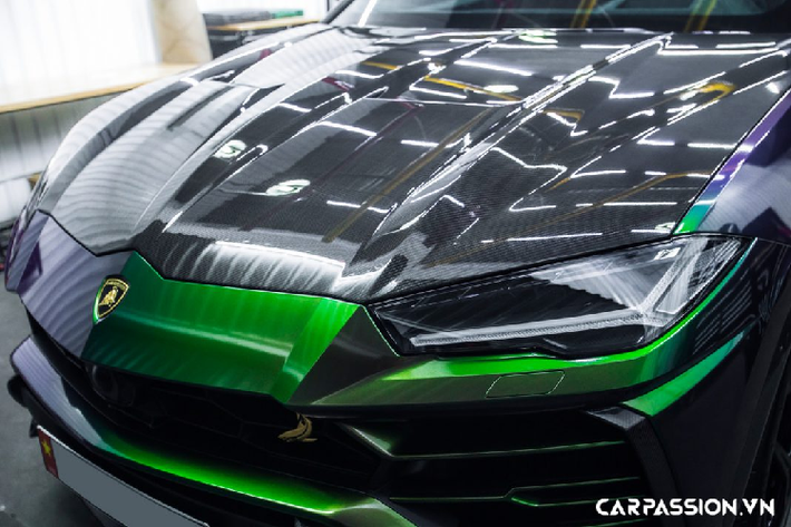 Để tạo điểm nhấn cho phần thân xe, ở vị trí cuối cột A có sự xuất hiện của một miếng ốp hình mũi tên bằng sợi carbon với hình ảnh linh vật của thương hiệu TopCar. Chưa hết, mui xe được bổ sung một phần nẹp có tạo hình đậm chất khí động học và được làm hoàn toàn từ sợi carbon giúp giảm thiểu tối đa “cân nặng”, vốn dĩ là một điều hết sức đau đầu với các kĩ sư khi phát triển một mẫu SUV hiệu năng cao như Urus.