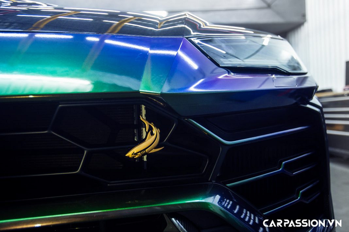 Cuối cùng, để hoàn thiện bản độ đầy tâm huyết này, hệ thống ống xả nguyên bản trên xe đã được thay thế hoàn toàn với chi tiết của thương hiệu Frequency Intelligent Exhaust đến từ Đài Loan. Hệ thống ống xả mới với âm thanh đầy uy lực, mang lại sự phấn khích cho chủ nhân mỗi khi cầm lái “siêu bò” nhà Lamborghini.