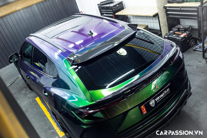 Lamborghini Urus sử dụng khối động cơ V8 tăng áp kép, dung tích 4.0 lít đặt ở phía trước, có khả năng sản sinh công suất tối đa 650 mã lực và mô men xoắn cực đại đạt mức 850 Nm. Toàn bộ sức mạnh được truyền đến các bánh xe thông qua hộp số 8 cấp, giúp xe tăng tốc từ 0-100 km/h chỉ trong 3,6 giây và có tốc độ tối đa 305 km/h. Giá xe Lamborghini Urus tại Việt Nam khoảng hơn 20 tỷ đồng.