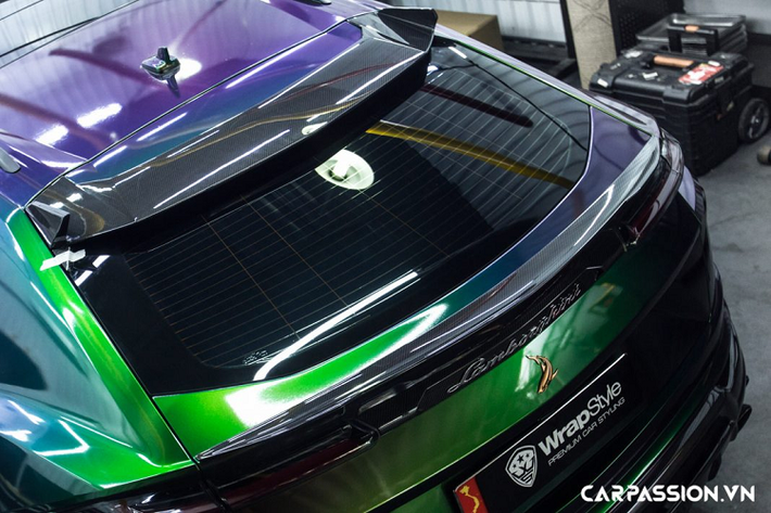 Bên cạnh các chi tiết nâng cấp đến từ nhà độ Nga, vị chủ nhân xe còn thể hiện gu thẩm mỹ đầy cá tính khi lựa chọn gam màu Chameleon (tắc kè hoa) vô cùng nổi bật để thay thế cho lớp sơn vàng Giallo Auge nguyên bản. Việc phần lớn những người chơi xe trong nước lựa chọn đổi màu xe thông qua phương pháp dán decal là vô cùng dễ hiểu, ưu điểm của cách làm này nằm ở việc tiết kiệm thời gian, chi phí cũng như không làm mất đi lớp sơn nguyên bản giá trị.