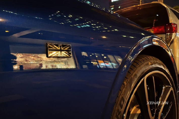 Bentley Continental GT First Edition đời 2019 đầu tiên tại Việt Nam sở hữu bộ cánh màu xanh Sequin Blue kết hợp cùng nhiều chi tiết nhôm sáng bóng giống hệt chiếc Continental GT nhập cảng hồi cuối năm 2018, nhưng phiên bản First Edition nhanh chóng được phân biệt nhờ biểu tượng cờ Anh gắn ở hông xe.