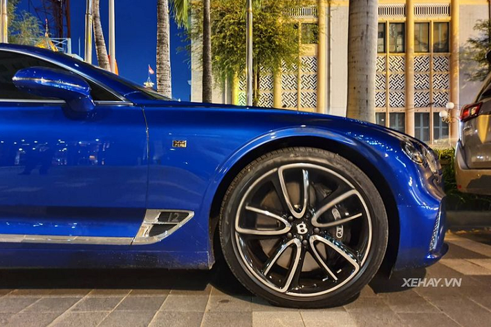 Ngoài ra, chiếc coupe đẳng cấp hàng đầu thế giới còn có các khe thoát gió khí động học nẹp crôm ở bên hông, cánh lướt gió phía sau chỉnh điện cùng bộ mâm 5 chấu kép 22 inch sơn 2 tông màu tương phản, đi kèm là bộ lốp Pirelli P Zero và cùm phanh sơn đen bóng.