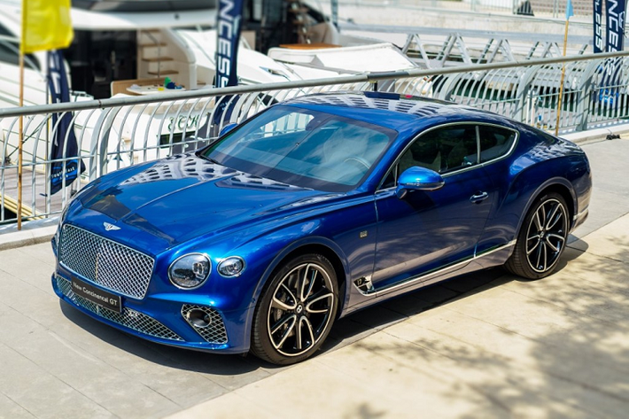 Cho đến hiện tại giá xe Bentley Continental GT First Edition tại Việt Nam vẫn là một ẩn số nhưng theo một vài nguồn tin, xe được nhập khẩu chính hãng không dưới 25 tỷ đồng.