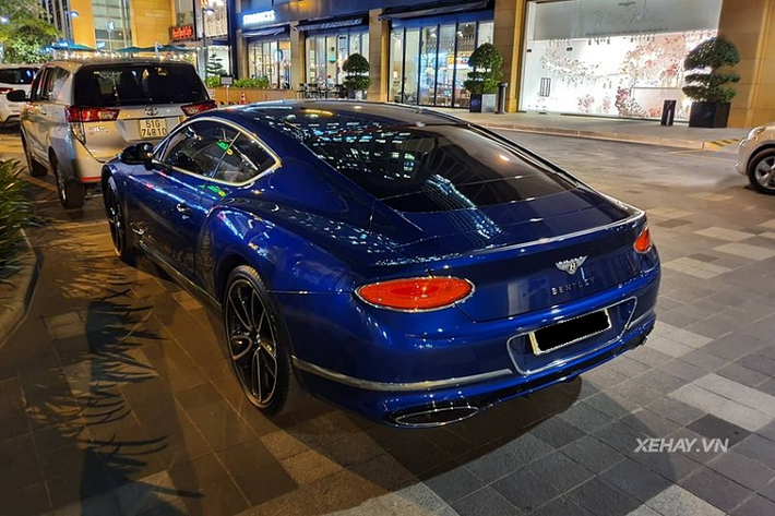 Đối với nội thất, khoang lái của Bentley Continental GT First Edition toát lên cảm giác sang trọng khi sử dụng chất liệu da cao cấp để bọc nội thất, màn hình kỹ thuật số trên cụm đồng hồ, màn hình cảm ứng 12,3 inch dành cho hệ thống thông tin giải trí cùng nhiều chi tiết trang trí được hoàn thiện thủ công vô cùng tỉ mỉ và tinh xảo.