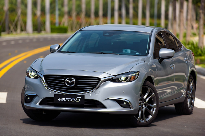 Là phiên bản cao cấp nhất, nội thất Mazda6 2.5L Premium được trang bị ghế ngồi bọc da Nappa cho cảm giác ngồi êm ái và mát mẻ hơn so với chất liệu da thường. Ghế lái chỉnh điện + nhớ 2 vị trí, bảng điều trung tâm được trang bị màn hình Mazda Connect 7 inch tích hợp nút xoay điều khiển độc đáo, màn hình hiển thị đầy đủ các thống tin về khả năng vận hành, hệ thống giải trí, danh bạ được đồng bộ hóa từ điện thoại và hệ thống định vị GPS.