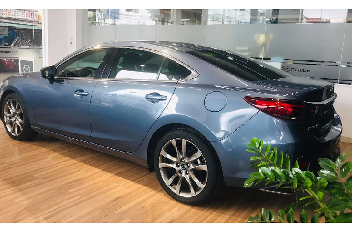 Mặc dù lựa chọn xe Mazda6 trưng bày được thanh lý giúp người mua tiết kiệm hàng trăm triệu đồng vào chi phí mua xe. Tuy nhiên đa số các xe này đều mang số VIN cũ, chiếc Mazda6 2.5 Premium này là một ví dụ khi được sản xuất năm 2017, sản xuất cách đây 3 năm.