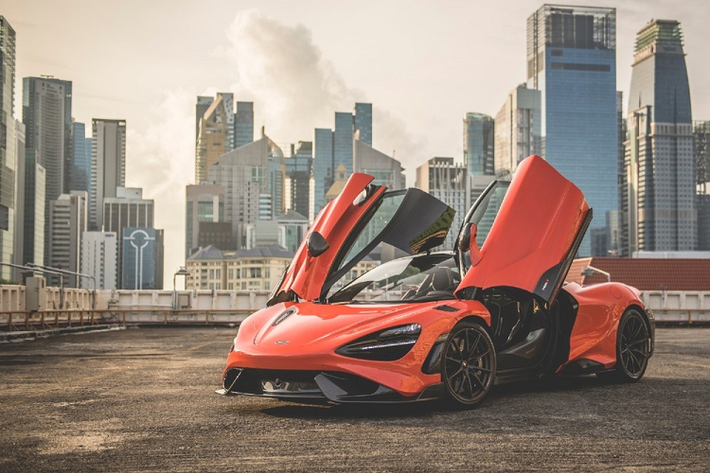 Siêu xe hàng hiếm McLaren 765LT sẽ cưỡi trên bộ bánh xe 10 chấu độc quyền đi kèm với lốp Pirelli P Zero Trofeo R. Phía bên trong là phanh gốm carbon lấy ý tưởng của McLaren Senna. Có thể thấy xe có bộ cản va trước, nẹp sườn hoàn toàn bằng carbon và thiết kế rất hầm hố trông như một mẫu xe bước ra từ đường đua.
