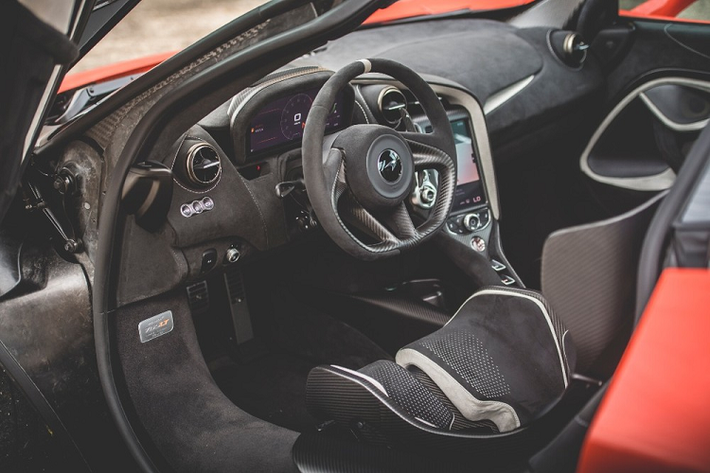 Ngoài ra là siêu xe McLaren 765LT còn có mô-men xoắn cực đại 800 Nm, tăng 30 Nm so với siêu xe McLaren 720S đang giữ nhiều danh hiệu ở các cuộc đua drag 400m hay 800m. Sức mạnh của khối động cơ trên siêu xe hàng hiếm McLaren 765LT sẽ chạy qua hộp số ly hợp kép bảy tốc độ đã có các tinh chỉnh làm cho việc sang số nhanh hơn 15% so với McLaren 720S.