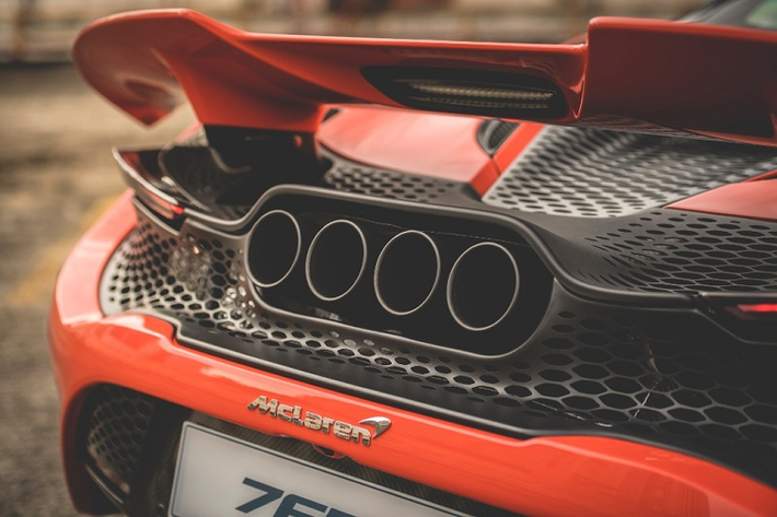 Ngoài sức mạnh tăng thêm đáng kể so với McLaren 720S, siêu xe McLaren 765LT còn nhẹ hơn 80 kg so với phiên bản tiêu chuẩn này. Để mang đến trọng lượng 1.229 kg cho siêu xe McLaren 765LT phải kể đến nhiều chi tiết được làm từ sợi carbon tiên tiến, ống xả titan với bốn cửa ra từ phía sau cũng như kính xe mỏng hơn.