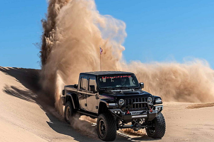 Một số thay đổi khác của Hennessey dành cho xe địa hình Jeep Gladiator phải kể đến như hệ thống đèn LED, cản trước, sau được thiết kế lại. Bên trong, nội thất được bọc da với logo Hennessey được thêu trên tựa đầu ghế.