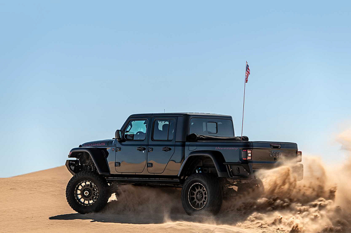 Tuy nhiên sức mạnh này chưa là gì so với gói độ cao cấp nhất tên HPE1000 mà khách hàng có thể chi trả để sở hữu một chiếc Maximus 1000 có công suất lên đến 1000 mã lực và momen xoắn 1264 Nm. Tất cả sức mạnh sẽ được truyền đến cả bốn bánh xe thông qua hộp số tự động 8 cấp.