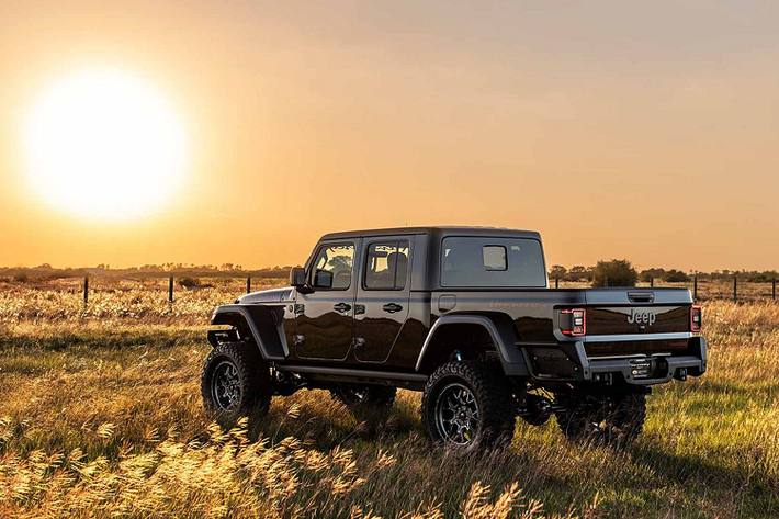 Nhà sáng lập công ty, John Hennessey nói về trải nghiệm này: "Trải nghiệm trên một chiếc Jeep Gladiator 1000 mã lực trên cồn cát là một điều rất khác biệt. Maximus 1000 là một chiếc xe rất đặc biệt trong mọi điều kiện lái xe, cả on-road lẫn off-road”.