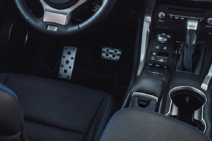 Tất nhiên chiếc xe mới cũng sở hữu tất cả các tính năng, trang bị cao cấp của NX cũng như gói F Sport, bao gồm hệ dẫn động 4 bánh toàn thời gian, mâm xe thiết kế mới, ghế sưởi và thông gió, đá chân mở cốp, hệ thống treo điều chỉnh chủ động...