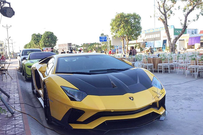 Sau khi nhận xe, vị đại gia siêu xe đình đám sài Gòn này tiếp tục “tút tát” cho chiếc siêu xe đầu tiên anh sở hữu. Anh độ thêm nắp capo sợi các-bon, cánh gió sau sợi các-bon và trang bị bộ la-zăng tiện Vossen S21-01 3 mảnh thay thế cho la-zăng nguyên bản. Được biết, bộ la-zăng độ kể trên có giá bán lên tới 240 triệu đồng tại Việt Nam.