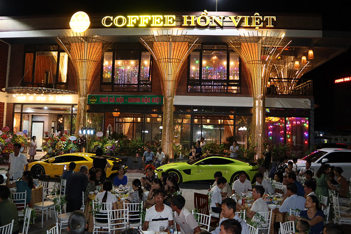 Cũng nổi bật không kém so với chiếc Lamborghini, Aston Martin Vantage là siêu xe thứ 2 được đại gia này trưng bày tại sự kiện. Đây là chiếc Aston Martin Vantage chính hãng đầu tiên tại Việt Nam và cũng được anh Khánh ra biển trắng với giá bán khoảng hơn 15 tỷ đồng.