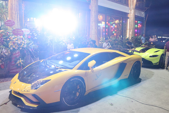 Aventador S là dòng siêu xe cao cấp của Lamborghini, được định vị cao hơn dòng xe Huracan. Những yếu tố đắt tiền trên siêu xe này là khối động cơ V12 nạp khí tự nhiên đặc trưng của Lamborghini, kết cấu khung xe bằng sợi các-bon và tất nhiên, kiểu mở cửa cắt kéo đã làm nên thương hiệu Lamborghini.