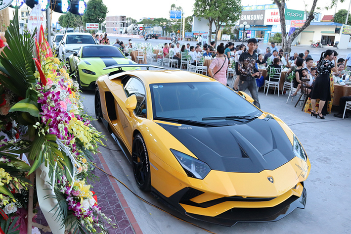 Bộ đôi siêu xe Lamborghini Aventador S và Aston Martin V8 được chủ nhân vận chuyển bằng xe chuyên dụng từ TP HCM ra Bắc nhằm phục vụ nhu cầu đi lại và trưng bày tại buổi khai trương quán cafe. Đây là hai trong số những mẫu xe chính hãng đắt tiền mà đại gia ngành thẩm mỹ sở hữu.