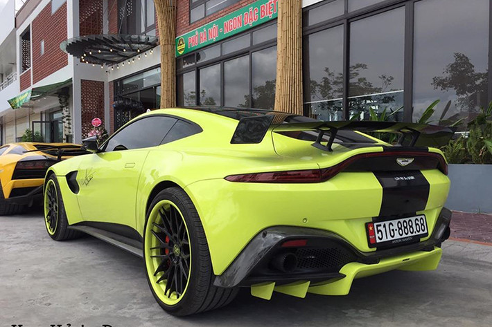 Điều thú vị của chiếc Aston Martin V8 Vantage đời mới này nằm ở màu sơn ngoại thất xanh lá kết hợp vàng chanh (Lime Essence). Đây là màu bản sắc của Aston Martin V8 Vantage và được lấy cảm hứng từ màu đặc trưng của xe đua Aston Martin Racing (AMR).