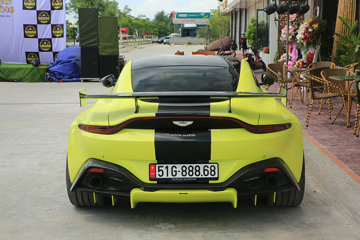 Sau hơn 2 ngày có mặt tại tỉnh Hải Dương, hai chiếc siêu xe Lamborghini Aventador S LP740-4 và Aston Martin V8 Vantage được vận chuyển lên Hà Nội dạo chơi. Như vậy, trong lần cho siêu xe Bắc tiến này, doanh nhân quận 12 không mang McLaren Senna đi. Hiện không rõ siêu phẩm này đang có mặt trong garage của doanh nhân quận 12 ở TP HCM hay được vận chuyển đi nơi khác. 