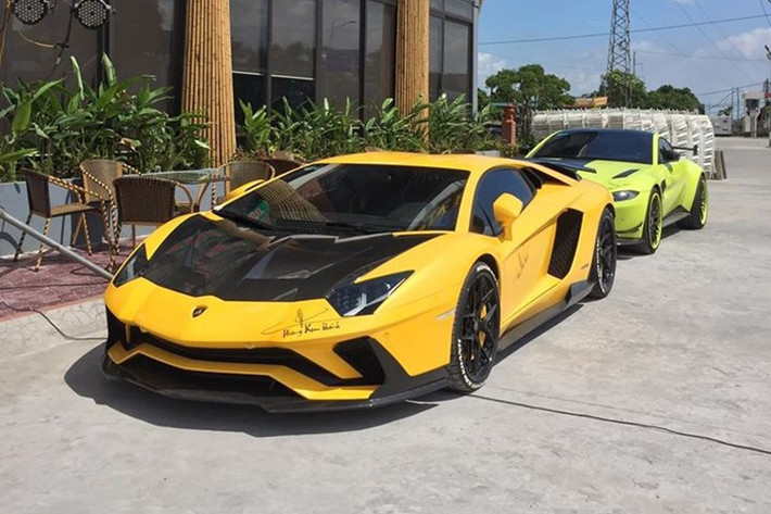 Nổi bật nhất tại sự kiện là chiếc Lamborghini Aventador S chính hãng duy nhất tại Việt Nam tính đến thời điểm hiện tại. Tại thời điểm chiếc xe về tay chủ nhân, mức giá được giới thạo tin đồn đoán là gần 45 tỷ đồng. Chiếc xe được đặt trang bị theo đúng yêu cầu với nhiều tùy chọn đắt tiền như gói ốp nội thất các-bon, khoang động cơ ốp các-bon, loa cao cấp Sensonum và nhiều chi tiết ngoại thất bằng sợi các-bon khác.