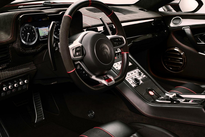 Đối với những ai chưa rõ, phong cách và cái tên của siêu xe này rõ ràng là lấy cảm hứng từ mẫu De Tomaso Pantera danh tiếng của thập niên 1970 và 1980. Nó vốn được chế tạo dựa trên Lamborghini Huracan với một thân vỏ vừa cổ điển vừa hiện đại làm hoàn toàn bằng sợi carbon và được tinh chế qua công nghệ CFD để đạt hiệu suất khí động học tốt nhất.