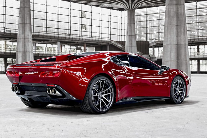 Để đánh dấu và tự chúc mừng giây phút này, Ares Design đã phát hành đoạn video đầu tiên cho thấy cảnh Panther ProgettoUno hoàn toàn mới di chuyển trên đường. Thước phim đẹp mắt này, quay trên những con đường đồng quê quanh Modena, Ý, được đặt tựa đề là “Shaping Carbon” – ám chỉ tới chất liệu làm nên thân vỏ xe.